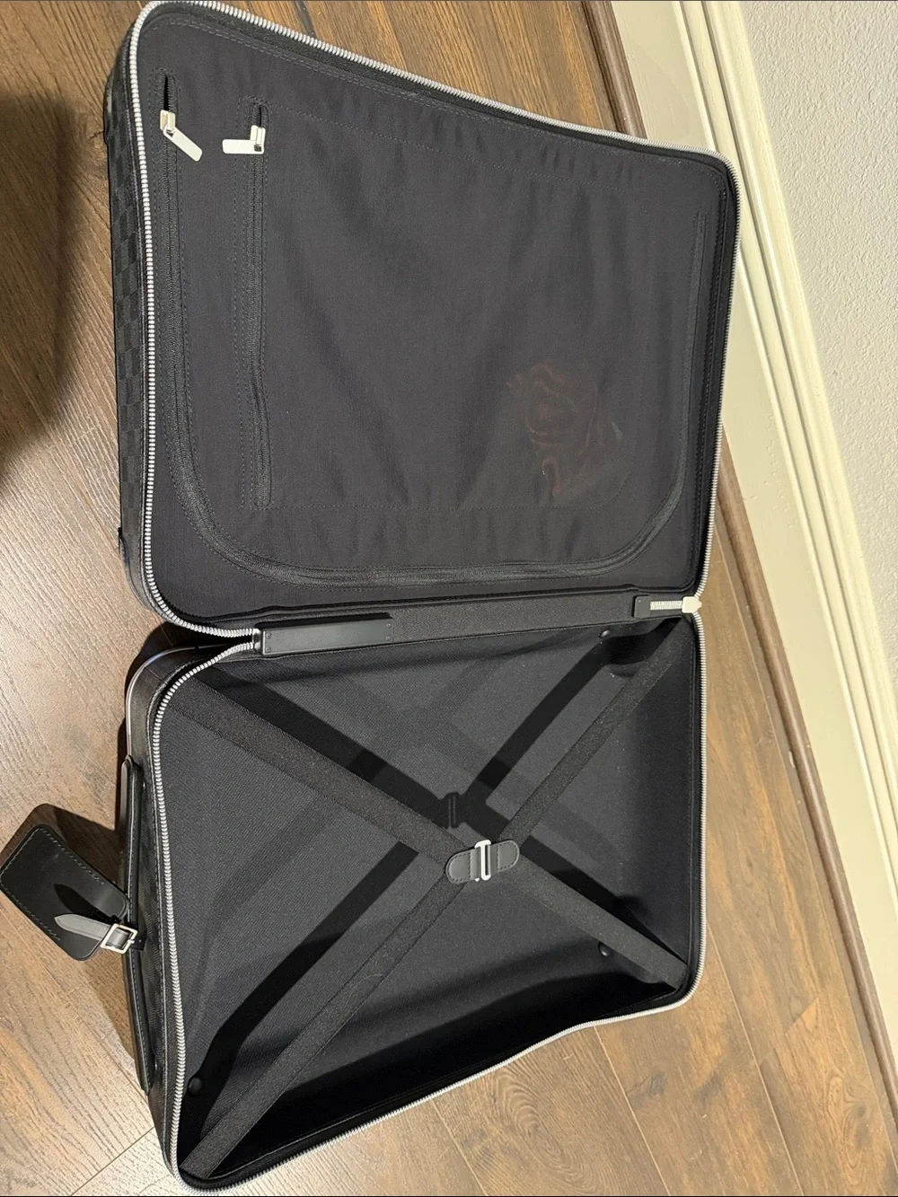 Checkerboard Louis Vuitton  horizon 55 Hard-Shell Carry-On — Black